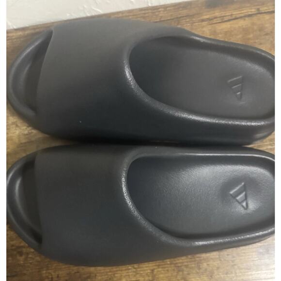 Men’s Size 7 Adidas Yeezy Onyx Slide - Picture 3 of 5